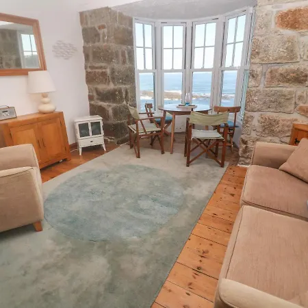 8 Sennen Heights Apartment *