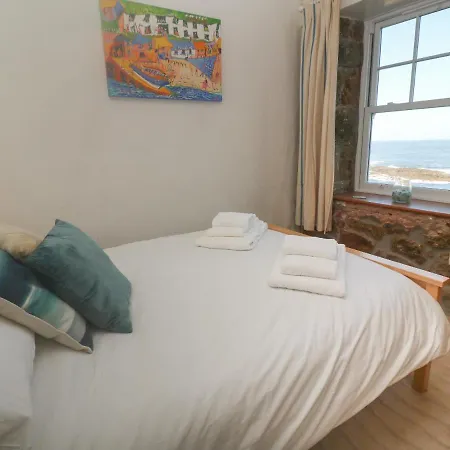 Apartment 8 Sennen Heights *