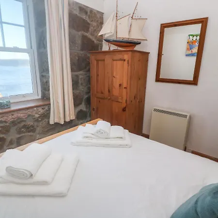 8 Sennen Heights Apartment *