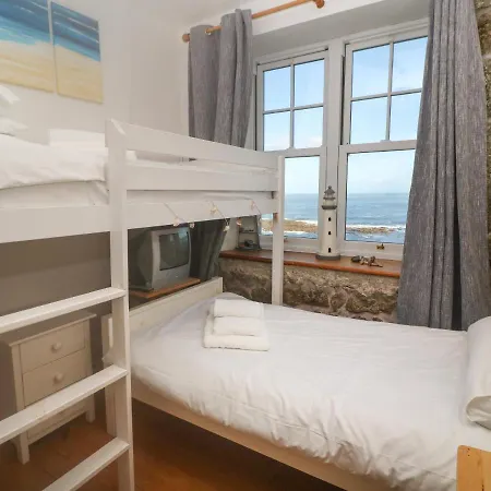 Apartment 8 Sennen Heights